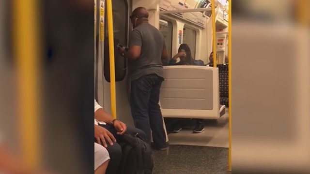 Atsipūtusio vyro elgesys metro vienus žavėjo, kitus – vedė iš proto