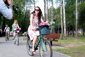 Kaune dviračius mynė sijonais pasipuošusios moterys