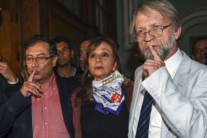 Antanas Mockus Kolumbijos Kongrese parodė užpakalį