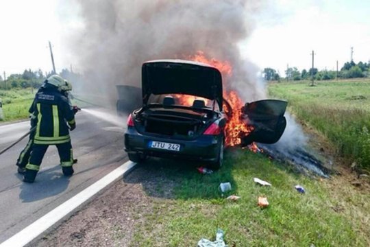 Ukmergės aplinkkelyje užsiliepsnojęs sudegė „Peugeot 307“