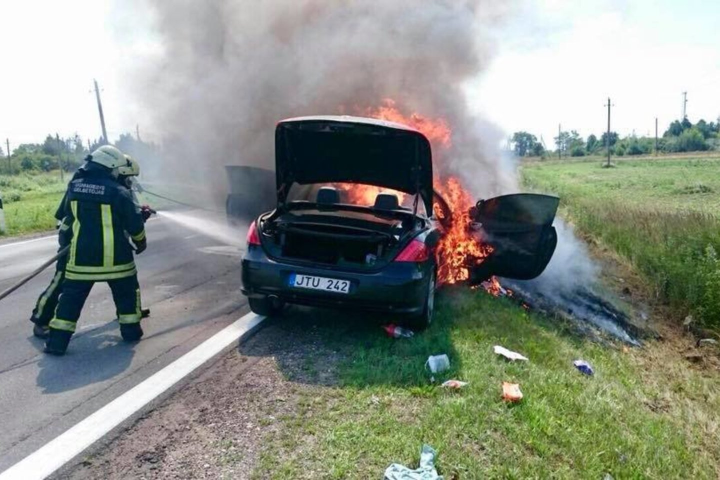 Ukmergės aplinkkelyje užsiliepsnojęs sudegė „Peugeot 307“.<br> Facebook/Ukmergės ugniagesių bendruomenė nuotr.