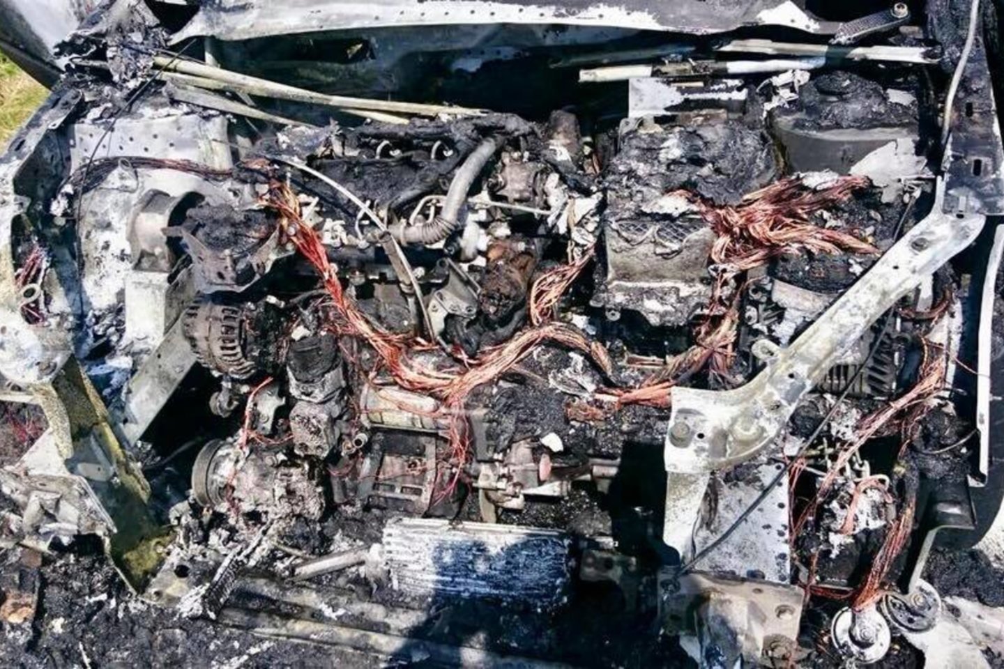 Ukmergės aplinkkelyje užsiliepsnojęs sudegė „Peugeot 307“.<br> Facebook/Ukmergės ugniagesių bendruomenė nuotr.