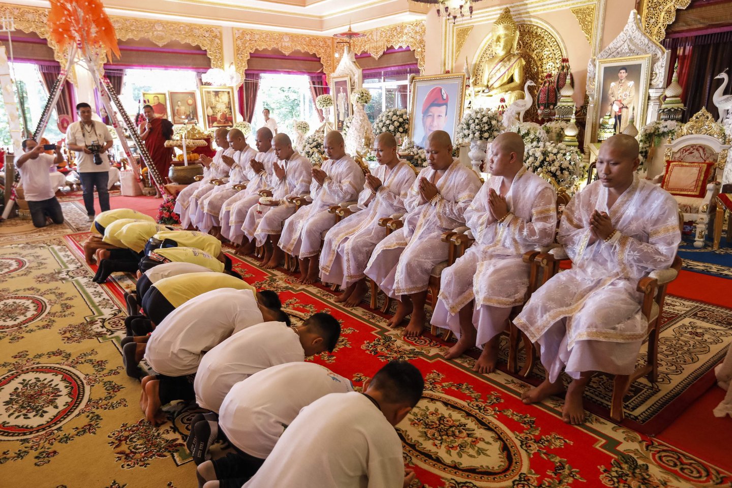  Dauguma Tailando berniukų futbolo komandos narių, kurie anksčiau šį mėnesį buvo išgelbėti iš užlieto urvo, kitą savaitę bus įšventinti budistų ceremonijos metu.<br> AFP/Scanpix nuotr.