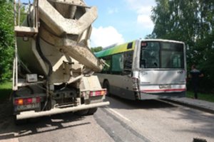 Vilniuje vilkikas taranavo autobusą, nukentėjo trys žmonės