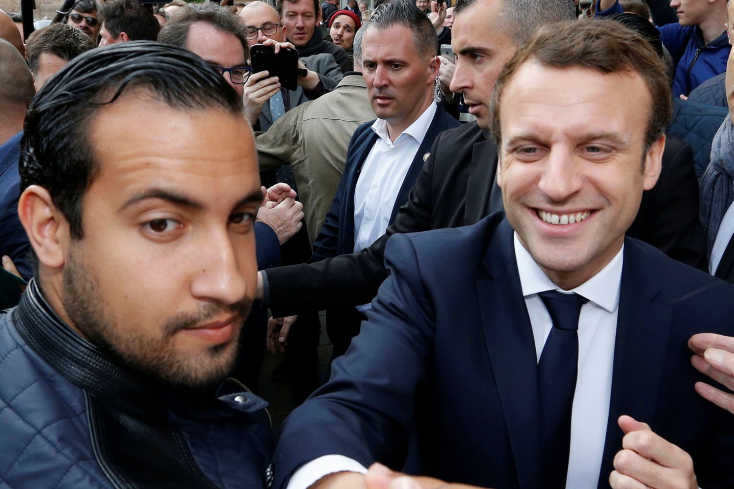 Buvęs vienas iš Prancūzijos prezidento Emmanuelio Macrono apsaugos vadovų ir vienas valdančiosios partijos aparato darbuotojas sekmadienį buvo apkaltinti dėl Gegužės 1-osios demonstracijos dalyvių užpuolimų, kurių įrašai išplito socialiniuose tinkluose. <br>Reuters/Scanpix nuotr.