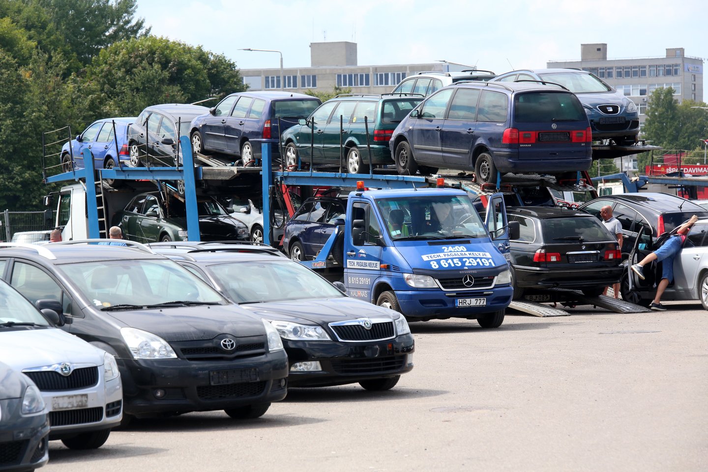 Ukrainiečių prekybininkus itin domina pigiausi automobiliai, kurių kaina neviršija 1500 eurų.<br>M.Patašiaus nuotr.