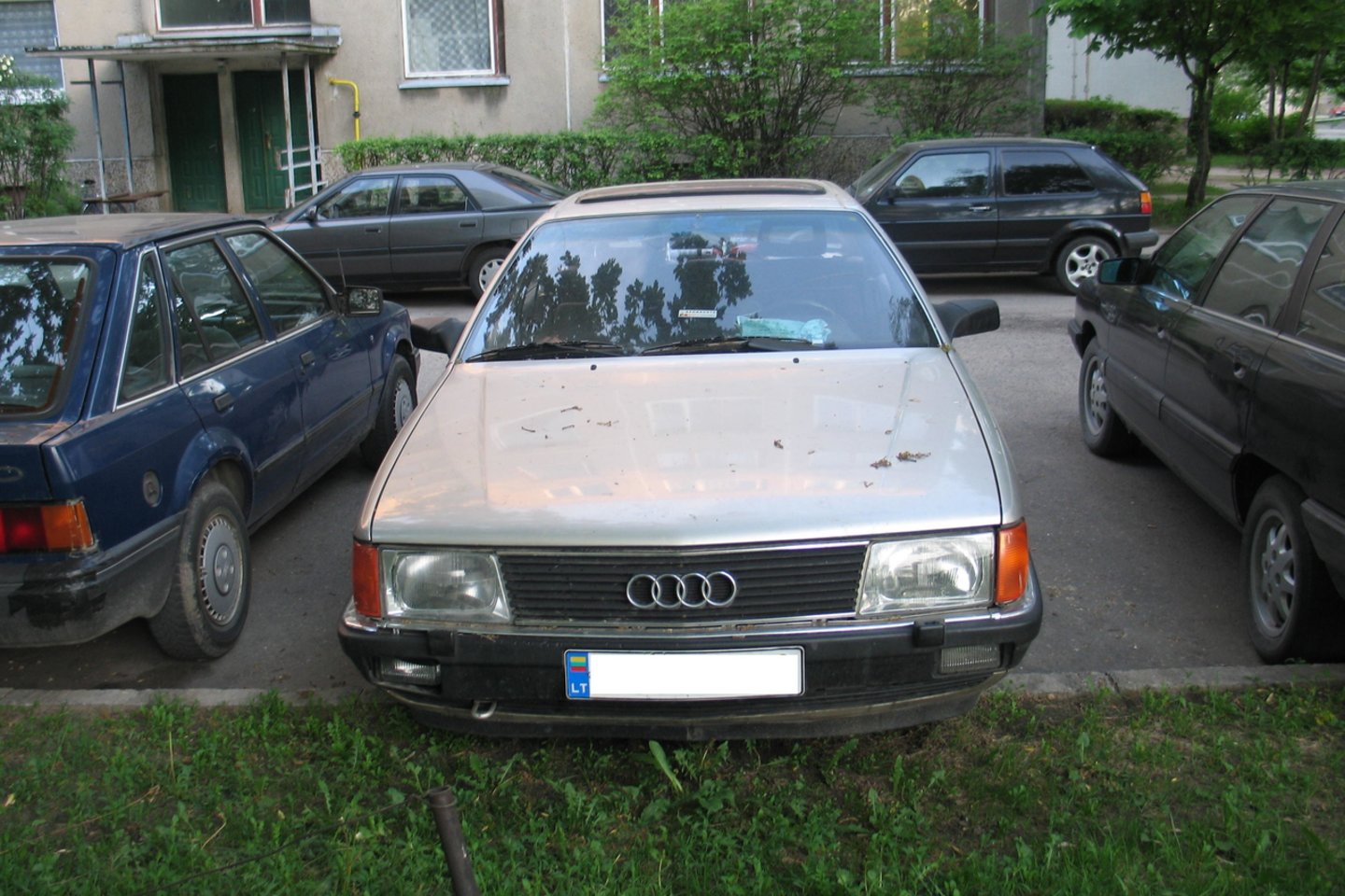 Ukrainiečių prekybininkus itin domina pigiausi automobiliai, kurių kaina neviršija 1500 eurų.<br>Lrytas.lt nuotr.
