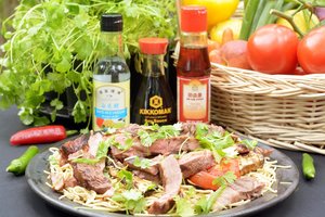 Lengvos, greit pagaminamos ir sočios jautienos salotos su makaronais