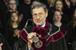 Nustebsite, kokias knygas vasarodamas skaito profesorius Liudas Mažylis