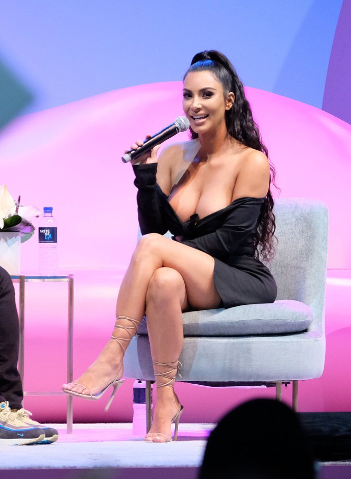 Televizijos žvaigždė, tobulą figūrą turinti Kim Kardashian (37 m.) tarp sekėjų ir gerbėjų – tikra mados ikona.<br>„Scanpix“ nuotr.