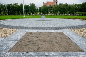 Vilniuje iš Lukiškių aikštės pašalinta neteisėtai įrengta atminimo lenta