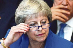 Jungtinės Karalystės premjerė Theresa May perima vadovavimą „Brexit“ deryboms