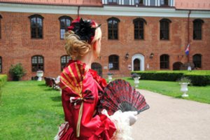 10 intriguojančių faktų, kuriuos pavyko sužinoti apsilankius Raudondvario dvaro drabužinėje