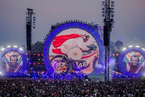 Latviai „BrainStorm“ su trenksmu pradėjo koncertų turą: džiugino net 28 tūkst. žiūrovų