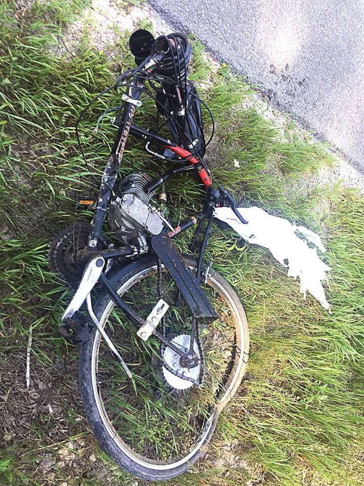 Dar aiškinamasi, kokį manevrą bandė atlikti motorinio dviračio vairuotojas.<br>Klaipėdos policijos nuotr.