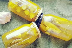 Verta išbandyti: su medumi ir ciberžole marinuoti agurkai