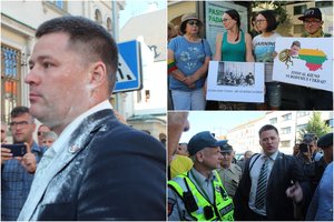 Klaipėdoje – mitingas dėl A. Ramanausko-Vanago žeminimo: V. Titovą apšaukė ir apipylė miltais