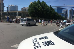 Pekine per sprogimą prie JAV ambasados buvo sužeistas jį surengęs vyras