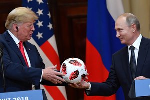 Vladimiro Putino dovanoje Donaldui Trumpui buvo pastebėtas netikėtas radinys