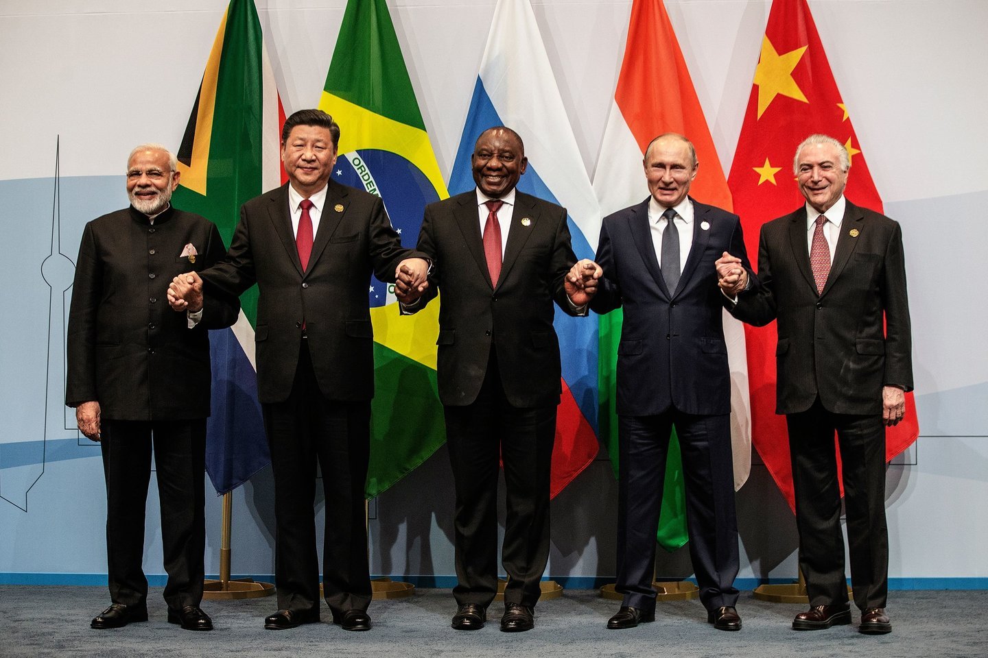  Penkių kylančių pasaulio ekonomikų – BRICS valstybių – lyderiai susirinko Pietų Afrikos Respublikoje (PAR) į metinį viršūnių susitikimą, kuriame kritikuoja Jungtines Valstijas dėl muitų užsienio prekėms eskalavimo.<br> AFP/Scanpix nuotr.