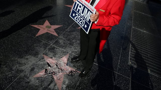 Vandalai suniokojo D. Trumpo žvaigždę Holivudo šlovės galerijoje