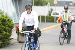 Patikrino, kaip vairuotojai lenkia dviratininkus – pavojingų situacijų netrūko