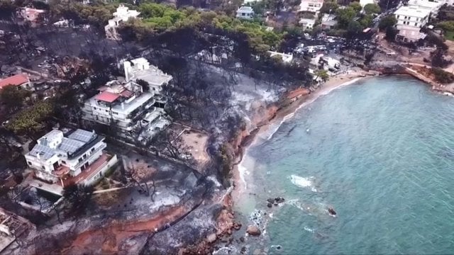 Graikijoje įvykus dešimtmečio tragedijai, žmonės gedi mirusių gaisruose