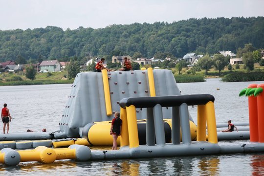 Dar viena nelaimė Lampėdžio ežere – nuo atrakciono nukrito berniukas