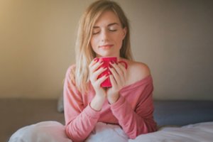 Kada galima išgerti pirmąjį puodelį kavos? Specialistės atsakymas nustebins