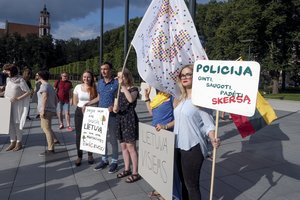 Proteste Vilniuje ragino policiją „baigti meluoti“