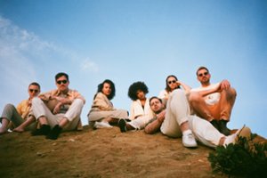 Populiari britų muzikos grupė „Jungle“ pirmąsyk koncertuos Vilniuje