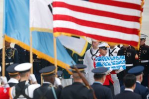 Pietų Korėjoje nusileido lėktuvas su per Korėjos karą žuvusių amerikiečių palaikais 