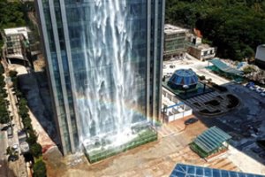 Dangoraižyje Kinijoje paleistas aukščiausias pasaulyje  dirbtinis krioklys