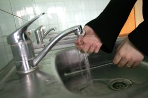 Marijampolėje iš čiaupo teka naftos smarvės vanduo, gerti – nevalia   