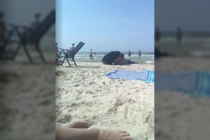 Poilsiautojos elgesys prie jūros supykdė – nepatingėjo tai nufilmuoti