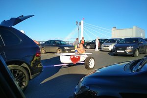 Išvydę, kuo po miestą važinėja pusnuogis vyras, praeiviai nesulaikė juoko