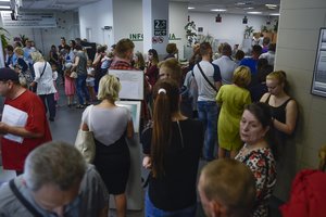 Prie valdžios durų – užsieniečių eilės su dokumentų nešuliais