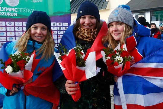 Jungtinė Karalystė sukrėsta – perspektyvi snieglentininkė rasta negyva per 18-ąjį gimtadienį