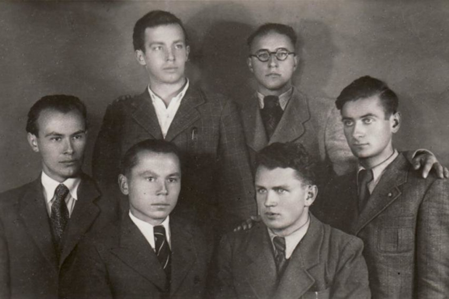 Iš kairės pirmoje eilėje: Paulius Jurkus, Kazys Bradūnas, Mamertas Indriliūnas, Vytautas Mačernis. Antroje eilėje stovi Eugenijus Matuzevičius ir Bronius Krivickas (Vilnius, 1942 m.). <br>Maironio lietuvių literatūros muziejaus nuotr.