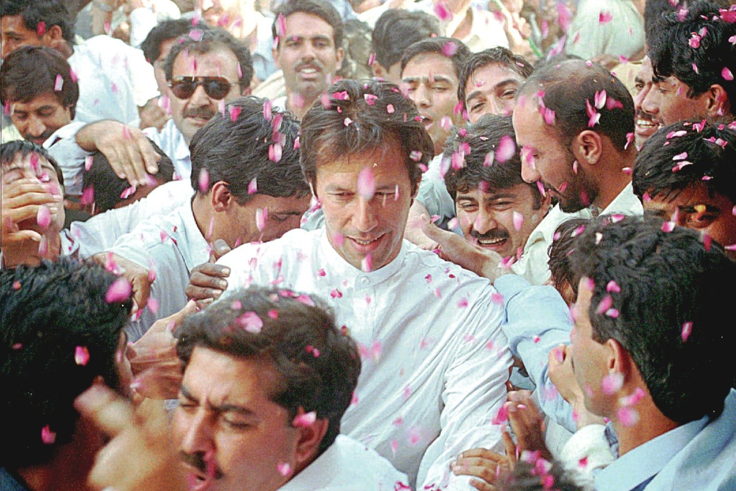 Pakistanio numylėtiniu I.Khanas tapo laimėjęs kriketo čempionatą.<br>AP nuotr.