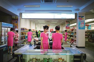 Mįslingas prekybos centras: ką Šiaurės Korėjos gyventojai randa lentynose?