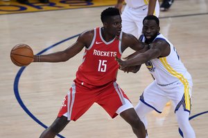 „Houston Rockets“ pasirašė ilgalaikę sutartį su Clintu Capela