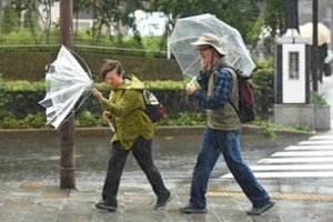 Liūtys, kaitros, o dabar ir taifūnas: Japonija rengiasi naujam išbandymui