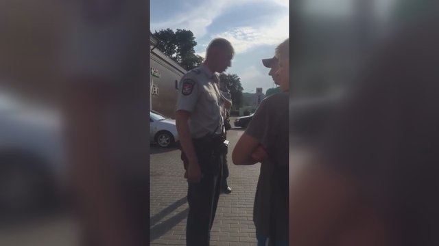 Internete plinta vaizdo įrašas, kuriame policininkas keikiasi ir šiurkščiai kalba su vaikinais