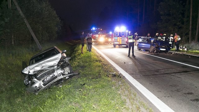 Vaizdai iš įvykio vietos: Vilniaus raj. susidūrė du automobiliai, sužeisti 4 žmonės