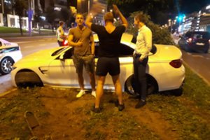 Vilniuje naktį į medžius sudužo prabangus BMW: vairuotojas teisinasi „supainiojęs pedalus“