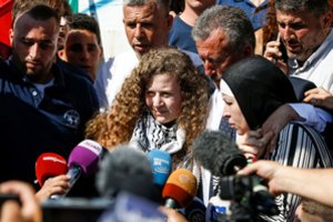 Iš kalėjimo išėjo palestiniečių paauglė, sudavusi antausį Izraelio kariui