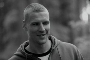 Talentingą Latvijos krepšininką JAV pražudė smūgis automobiliu į medį