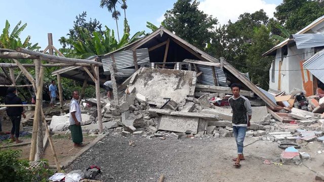 Indonezijoje per žemės drebėjimą žuvo 13 žmonių