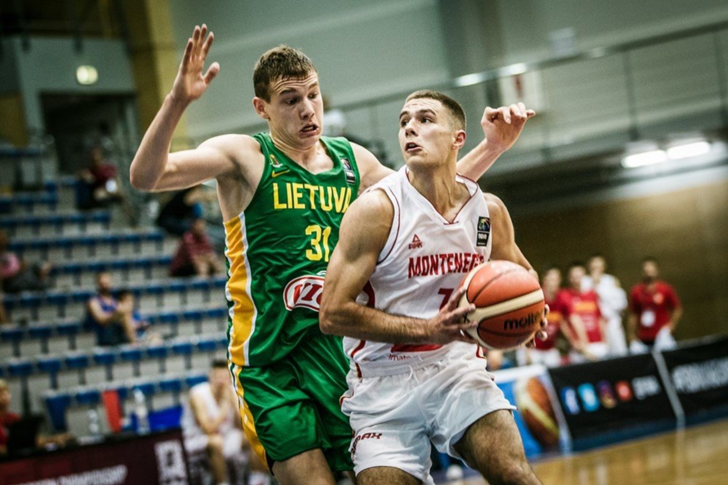  Lietuviai dramatiškai įveikė juodkalniečius.<br> FIBA nuotr.